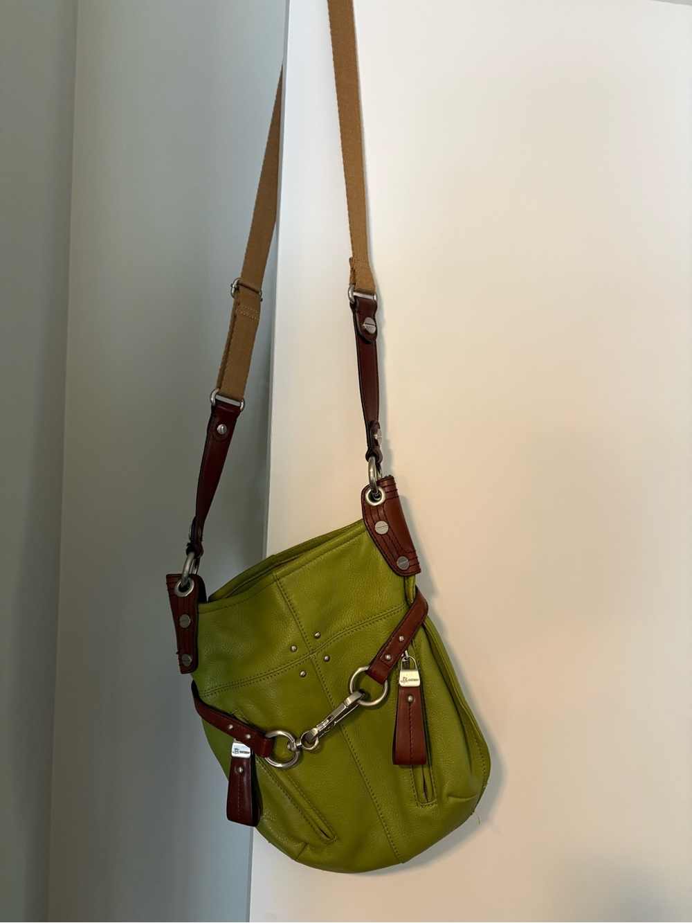 B. Makowsy Green Leather Crossbody Shoulder Bag with Brown Accents